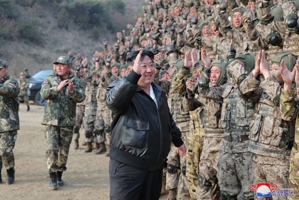 Şimali Koreyada hava-desant təlimlərinə Kim Çen In qızı ilə birlikdə rəhbərlik etdi - FOTO