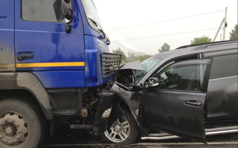 Bakıda "KamAZ"la minik avtomobili toqquşdu, bir nəfər xəstəxanalıq oldu