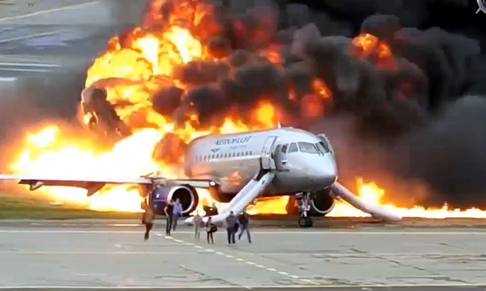 "Şeremetyevo" aeroportunda baş vermiş təyyarə qəzasının görüntüləri yayımlandı - VİDEO