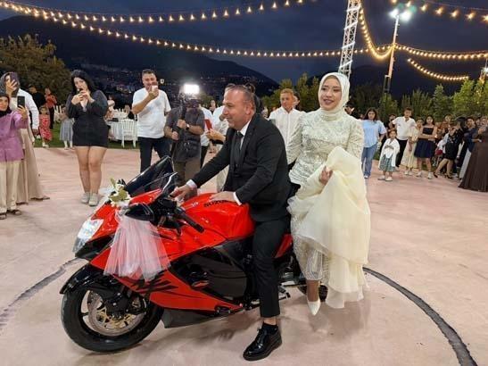 Türkiyədə hamı bu toydan danışır – Bəy və gəlin elə hərəkət etdi ki... - (Fotolar)