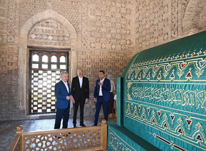 Prezident ailəsinin İsmayıl Samani türbəsindən - Fotoları
