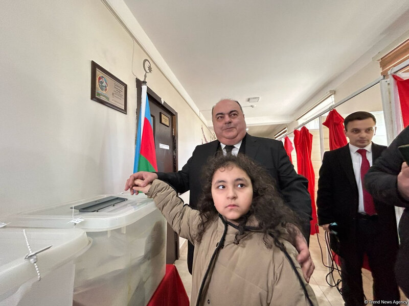 Prezidentliyə namizəd Fuad Əliyev səs verib - FOTO