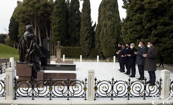 ICESCO-nun Baş direktoru Fəxri xiyabanı və Şəhidlər xiyabanını ziyarət etdi - FOTO