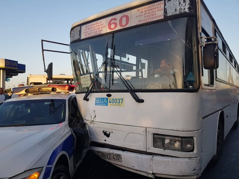 Bakıda marşrut avtobusu DYP avtomobilinə çırpıldı - FOTO
