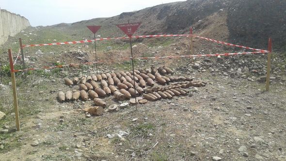 Gəncədə zibillikdən 100-dən çox top mərmisi tapıldı - FOTO