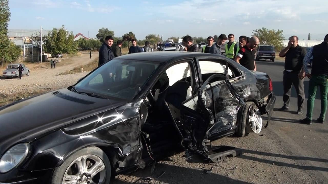 Qaradağda "Mercedes" yoldan çıxıb aşdı, yaralı var 