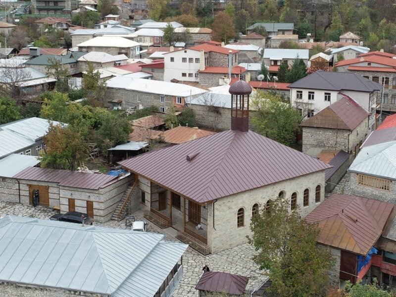 Prezident və birinci xanım Lahıcda məsciddəki bərpa-təmir işləri ilə tanış olublar