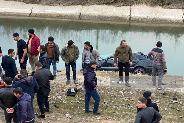 Azərbaycanda maşın su kanalına aşıb: İki nəfər ölüb, bir nəfər yaralanıb - FOTO