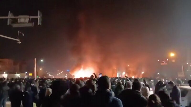 Tehranda atəş səsləri - Onlarla ölən, minlərlə saxlanılan var