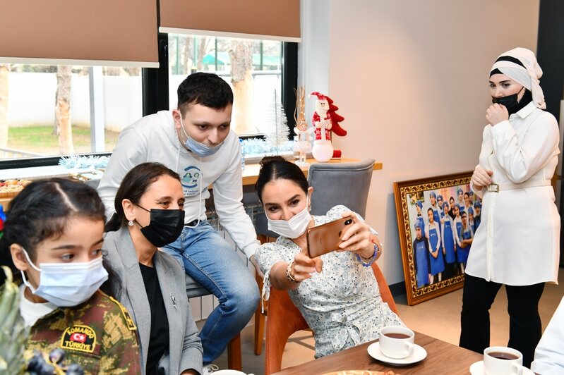 Birinci xanım Mehriban Əliyeva qızları ilə açılışa qatıldı - FOTOLAR