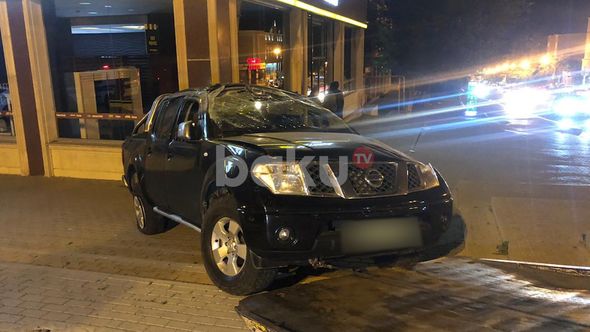 Bakıda idarəetmədən çıxan avtomobil mağazaya çırpılıb - FOTO