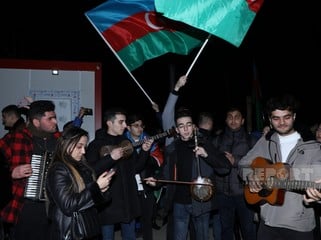 Xankəndi-Laçın yolunda aksiya iştirakçıları vətənpərvərlik ruhunda mahnılar ifa edirlər - FOTO