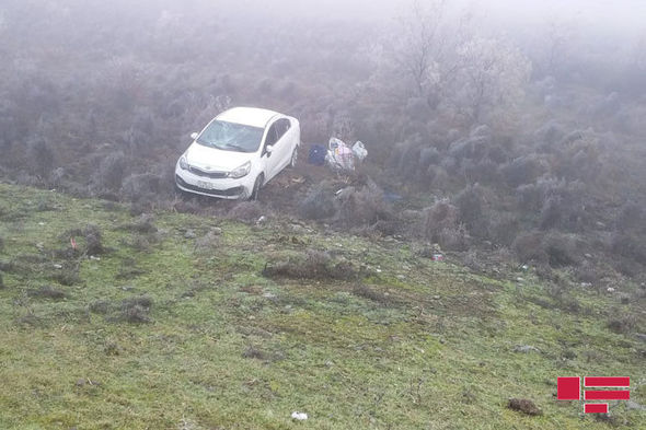 Bakı-Qazax yolunda zəncirvarı QƏZA: 2 maşın yoldan çıxaraq aşdı - FOTOLAR