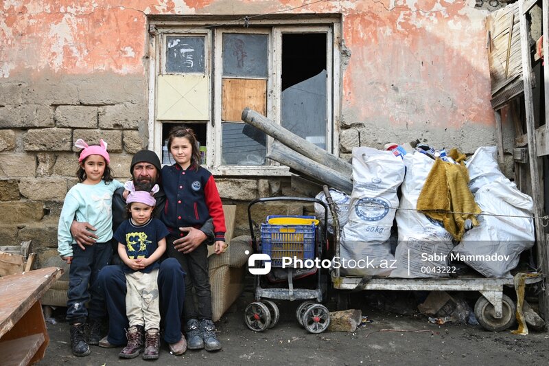 Kiçik daxmada acınacaqlı vəziyyətdə yaşayan ailə - FOTOREPORTAJ