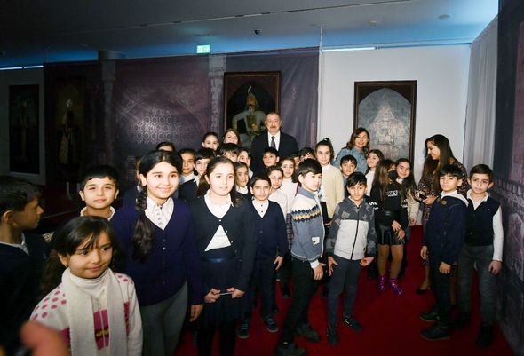 İlham Əliyev və Mehriban Əliyeva Heydər Əliyev Mərkəzində təşkil edilən sərgilərdə - FOTO
