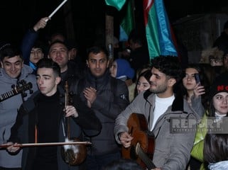 Xankəndi-Laçın yolunda aksiya iştirakçıları vətənpərvərlik ruhunda mahnılar ifa edirlər - FOTO
