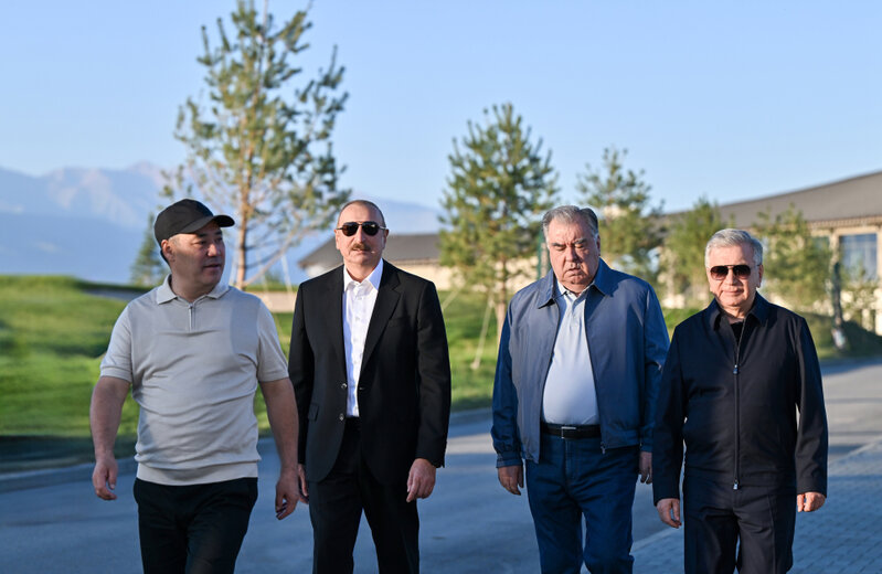 Prezident həmkarları ilə qolf oynadı - Fotolar