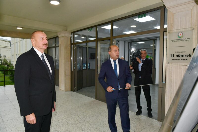 İlham Əliyev 11 nömrəli tam orta məktəbin yeni binasının açılışında - FOTOLAR