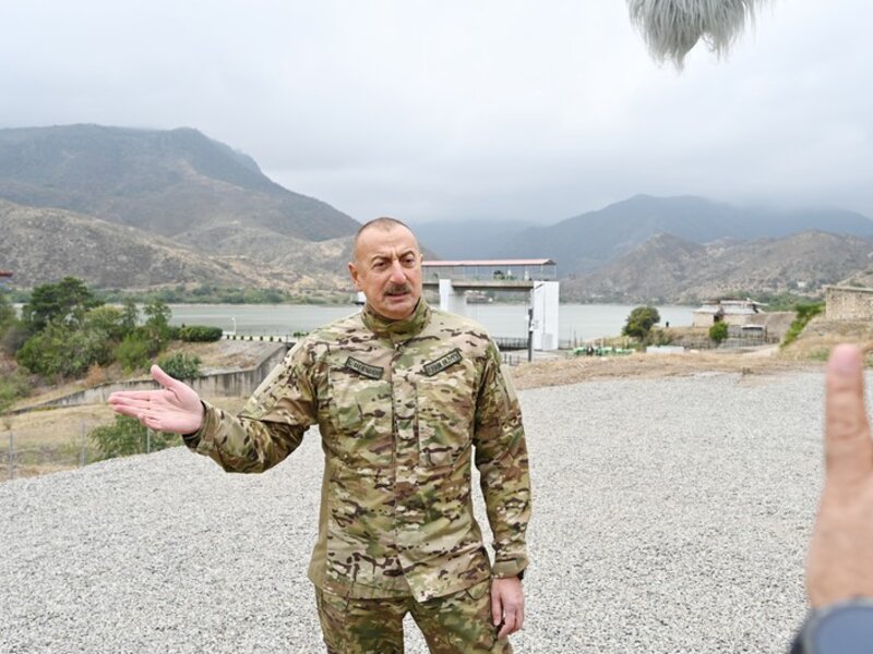 İrəvanda oturub, çirkin ağzını açıb mənim atam haqqında söz demək Serjikə çox baha başa gələr