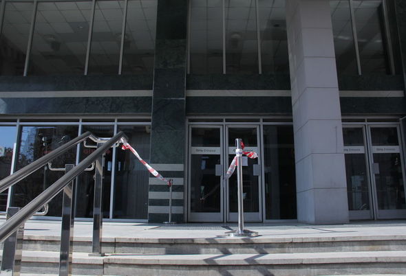 Metro stansiyalarının girişlərində istiqamətləndiricilər qoyuldu - FOTO