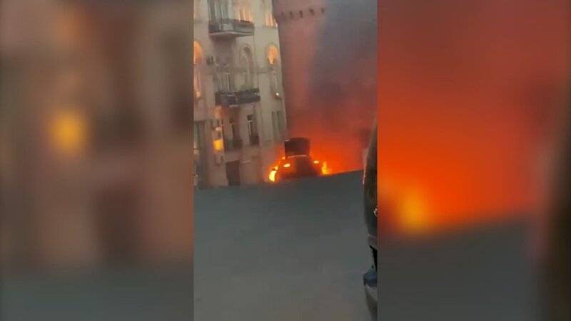 Bakıda yanan avtomobil söndürülüb - YENİLƏNİB+VİDEO 