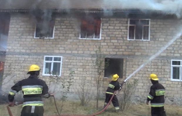 Bakıda həyət evlərində yanğın başlayıb - FOTO