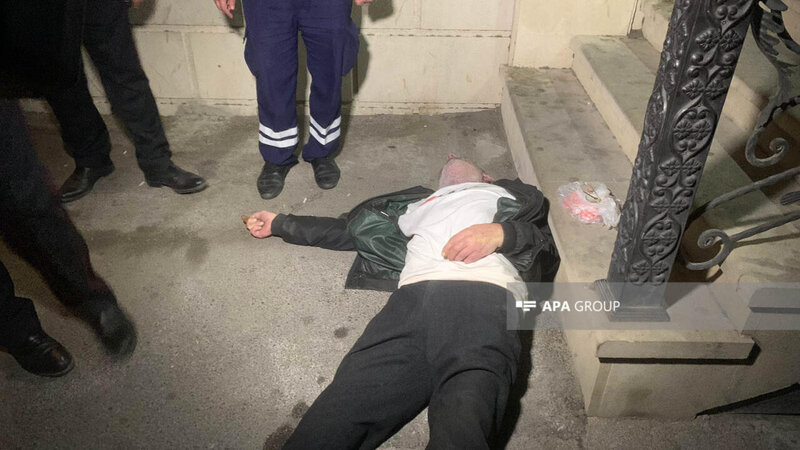 Bakıda küçədə kişi müəmmalı vəziyyətdə öldü - FOTO
