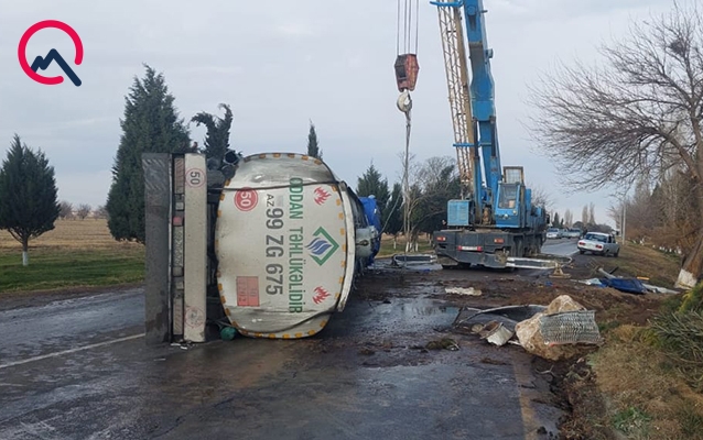 Yanacaqdaşıyan maşın aşdı, 40 ton benzin yola dağıldı - FOTO