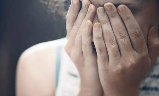 Azərbaycanda sərxoş kişi ruhi xəstə qadını döyərək zorladı
