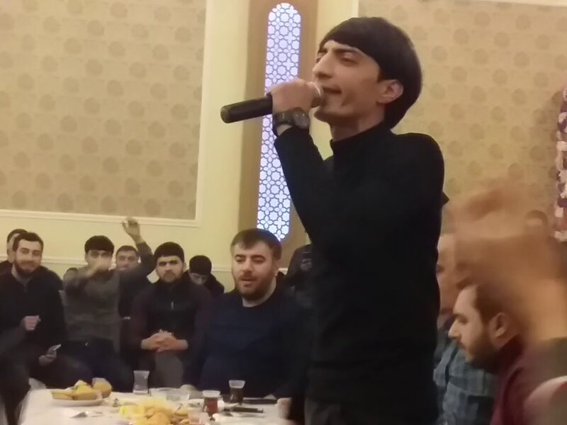 Tanınmış meyxanaçı qəzaya düşdü: Avtomobili aşdı