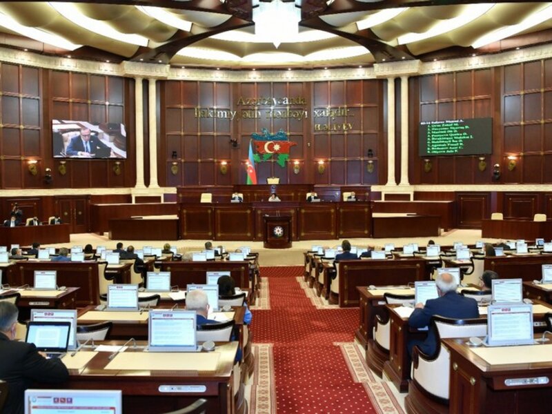 Parlamentdə şəhidlərin xatirəsi 1 dəqiqəlik sükutla yad edilib