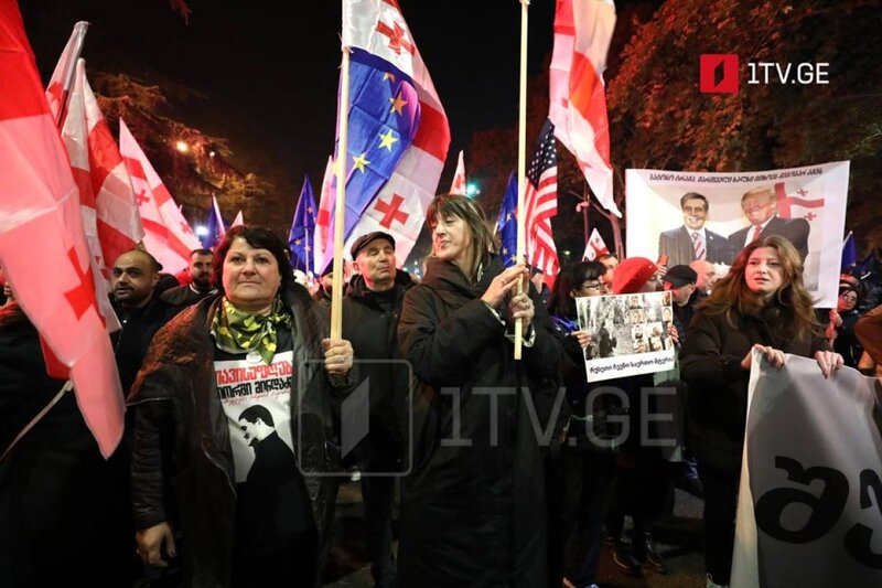 Tbilisidə minlərlə insan küçələrə axışdı – Etirazlar başladı