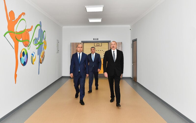 İlham Əliyev 11 nömrəli tam orta məktəbin yeni binasının açılışında - FOTOLAR