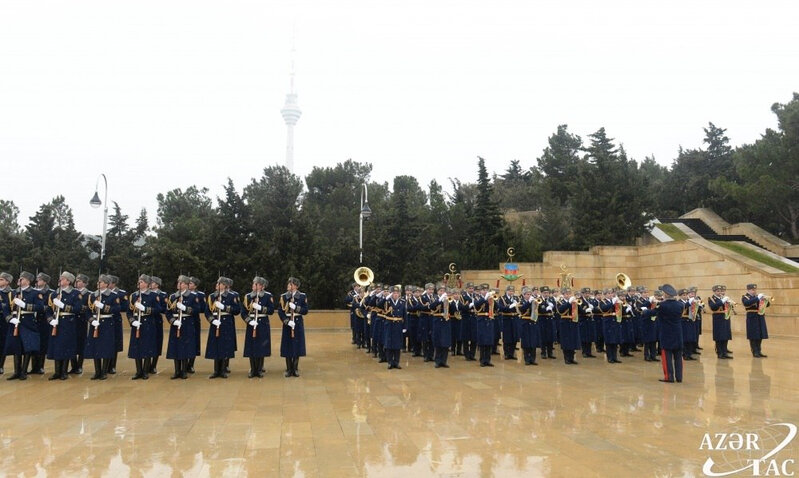 Rumıniya Prezidenti Şəhidlər xiyabanını ziyarət edib - FOTO