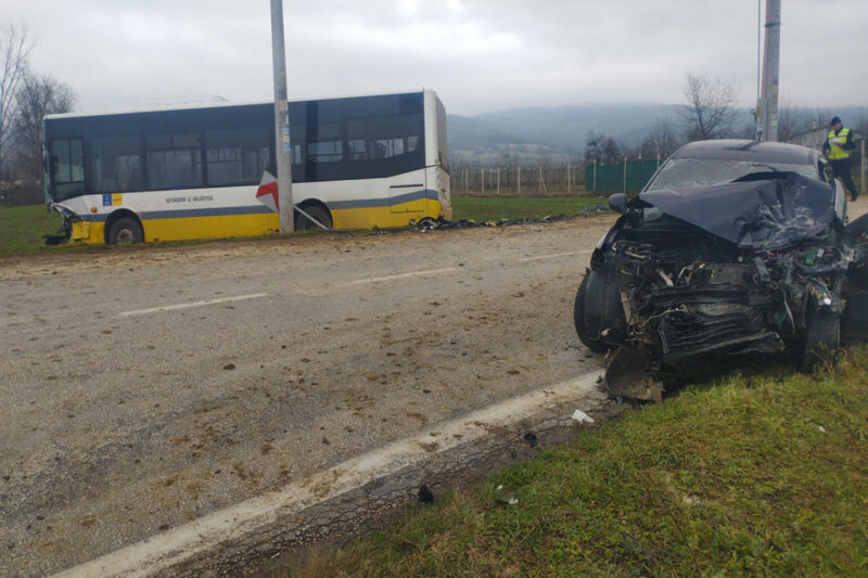 Avtobusla minik maşını toqquşdu - Bir ölü, səkkiz yaralı var