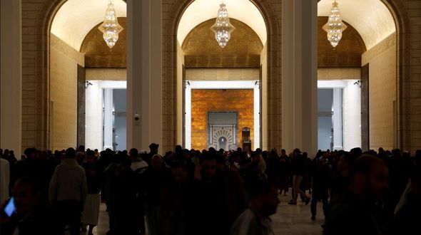 Dünyanın ən böyük məscidlərindən birində təravih namazı qılındı - FOTO