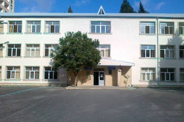 Bakıda məktəbdə iki gündür işıqlar yanmır: Şagirdlər fənərlə gəzir