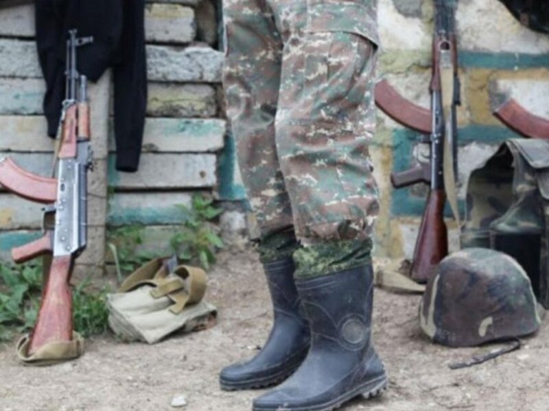 Ermənistan ordusunda komandir gənc zabiti döydü