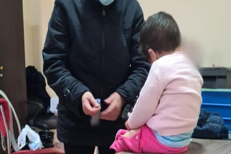 Sumqayıtda 2 yaşlı uşağı qonşuya verən valideynlər tapıldı, görün nə dedilər