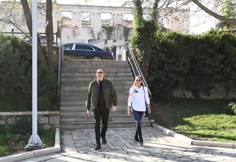 Prezident və birinci xanım VIII Qlobal Bakı Forumunun Şuşaya səfər edən iştirakçıları ilə söhbət ediblər - FOTOLAR