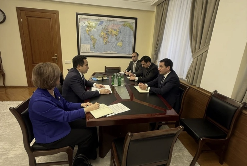 Hikmət Hacıyev Qazaxıstan səfiri ilə əməkdaşlığı müzakirə etdi