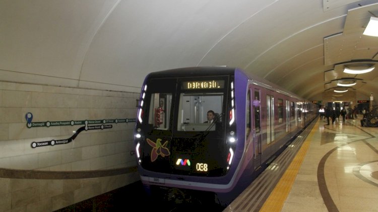 Bakı metrosunda sərnişin relsin üstünə yıxıldı - YENİLƏNDİ