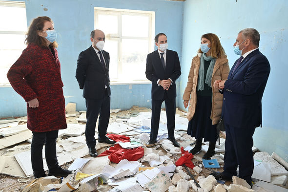 Nazir ermənilərin raket atdığı Gəncəyə baş çəkdi - FOTO