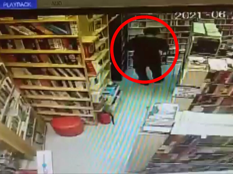 Polis əməliyyat keçirdi: Kitab oğurlayan gənclər saxlanıldı - VİDEO