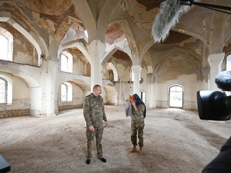 İlham Əliyev və Mehriban Əliyeva Aşağı Gövhər Ağa məscidində aparılan bərpa işləri ilə tanış olublar