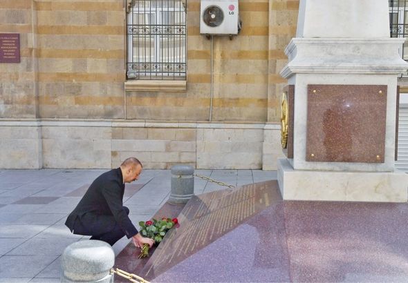 İlham Əliyev Azərbaycan Xalq Cümhuriyyətinin şərəfinə ucaldılmış abidəni ziyarət etdi - FOTO/VİDEO