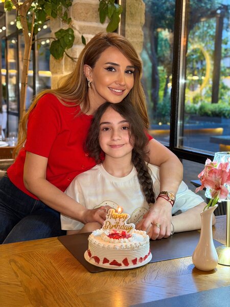 Məşhur aparıcıdan qızına duyğusal təbrik - FOTOLAR