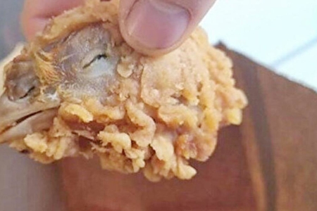 Məşhur fast-food şəbəkəsində qalmaqallı GÖRÜNTÜLƏR – Yeməyin içindən bişmiş toyuq başı çıxdı - FOTO