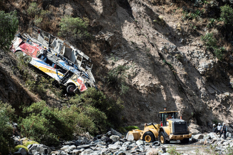 Peruda avtobus uçurumdan aşdı - 25 nəfər öldü