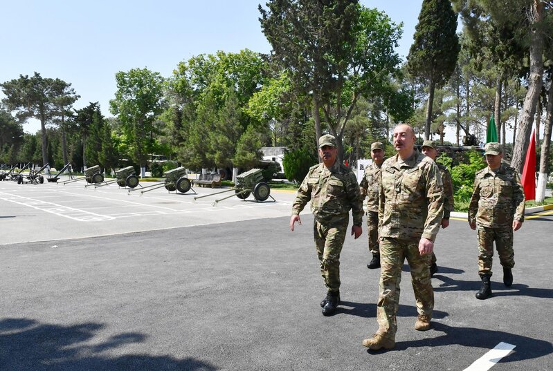 İlham Əliyev MN-in komando hərbi hissələrinin birində yaradılan şəraitlə tanış oldu - FOTOLAR